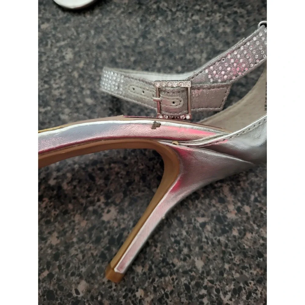 BETSEY JOHNSON Womens Broadway Silver Satin Crystal AnkleStrap Heel Pump Sz 9.5B
